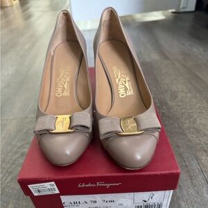 Ferragamo Carla Vara Bow 70mm pumps in Nutmeg Calf
